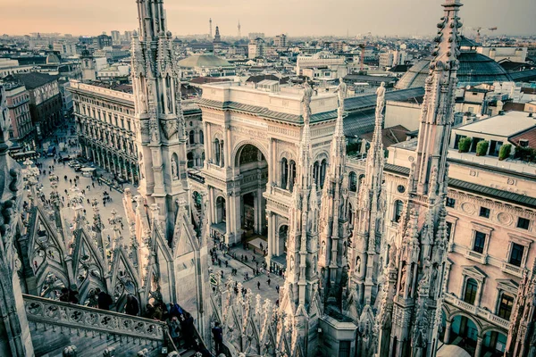 Vista de la ciudad de Milán desde la azotea del Duomo al atardecer — Foto de Stock
