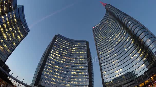 Мілан, Італія - 23 грудня 2016: (проміжок часу) люди, що працюють в Unicredit башта ЕАГ Aulenti квадратний, новий район finalcial в Порта Гарібальді побудований для Expo. — стокове відео
