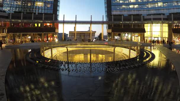 Mediolan, Włochy - 23 grudnia 2016 roku: (upływ czasu) zwiedzanie placu Gae Aulenti, nowej dzielnicy finalcial w Porta Garibaldi zbudowany dla Expo, Boże Narodzenie — Wideo stockowe