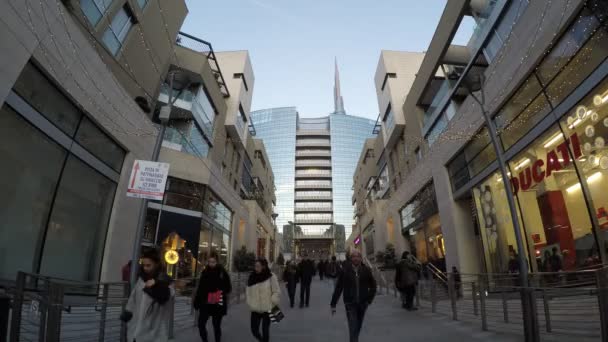 Milano, Italien - 23 December 2016: (tidsfördröjning) Walking i Gae Aulenti square, det nya finalcial distrikt på Porta Garibaldi byggd för Expo, juletid — Stockvideo