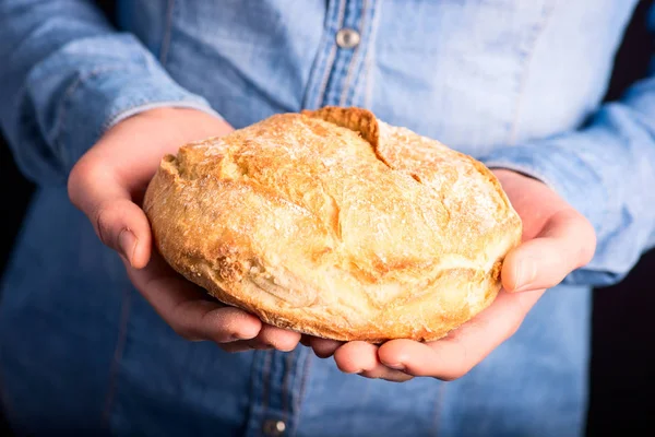 Pane in mani - vegetariano e vegano — Foto Stock