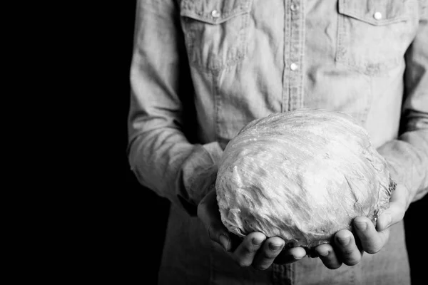 Salada de gelo em mãos — Fotografia de Stock