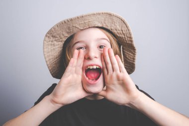 Genç izci bağırarak portre 