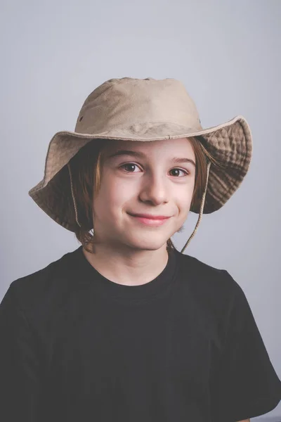 Jovem menino olheiro sorrindo retrato — Fotografia de Stock