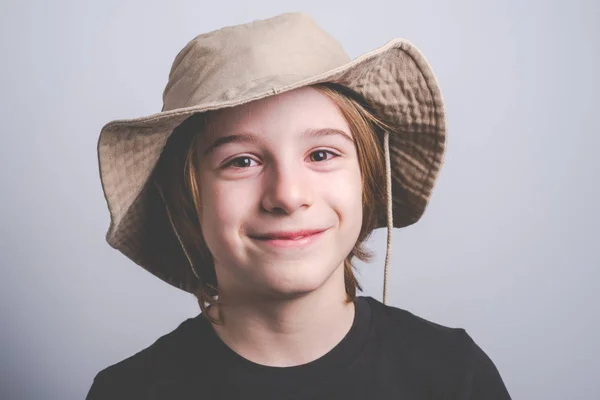 Jovem menino olheiro sorrindo retrato — Fotografia de Stock