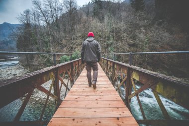 adam bir demir ve ahşap yaya köprüsü Nehri üzerinde haçlar