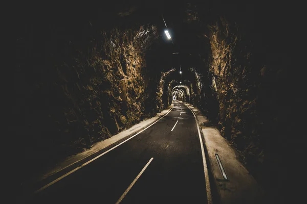 Túnel iluminado para corredores motociclistas e caminhantes — Fotografia de Stock