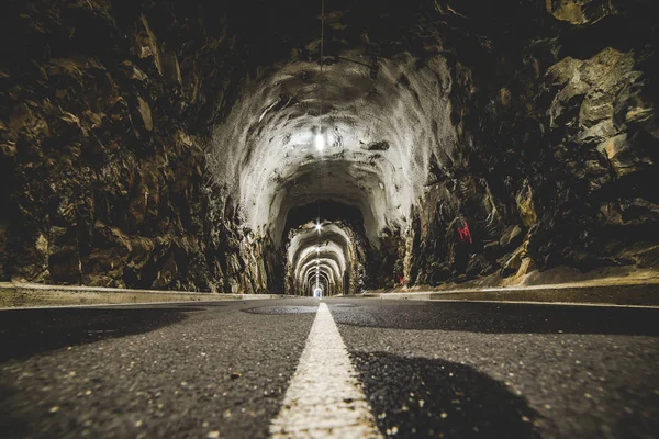 Koşucular bisikletçileri ve yayalar için ışıklı tünel — Stok fotoğraf