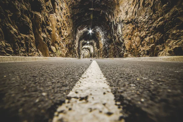 Tunnel illuminato per corridori ciclisti e camminatori — Foto Stock