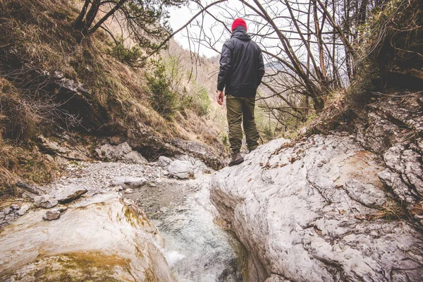 Esplorare il piccolo torrente - attività all'aria aperta Alpi italiane - vin — Foto Stock