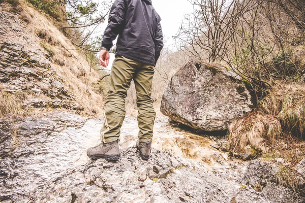 Esplorare il piccolo torrente - attività all'aria aperta Alpi italiane - vin — Foto Stock