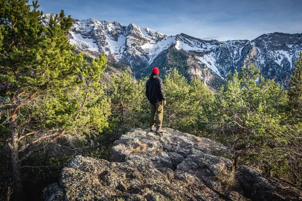 Uomo in piedi e contempla una splendida vista sulle montagne — Foto Stock