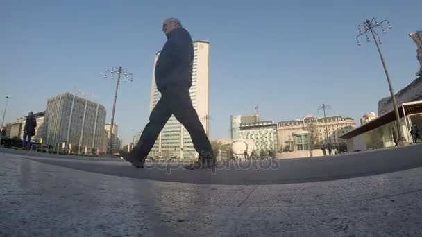 Mensen lopen in de stad Milaan Centraalstation, Piazza Duca D'Aosta Italië. — Stockvideo