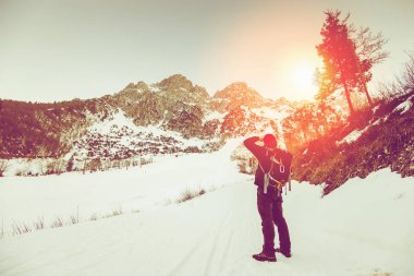 adam loking dağ üst 