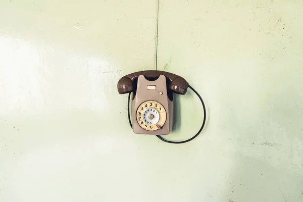 Vintage telefoon op de muur — Stockfoto