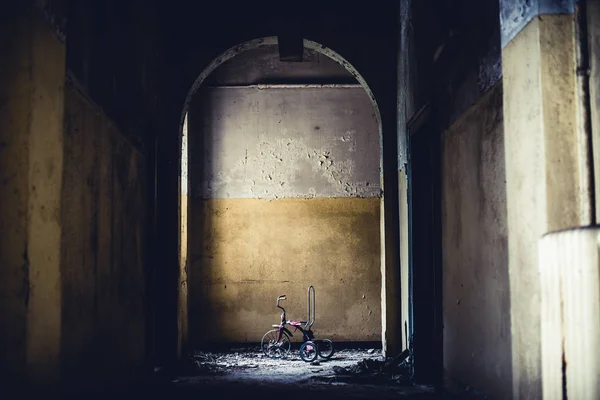 Заброшенный старинный трехколесный велосипед — стоковое фото