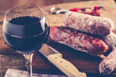 Salam ve kırmızı şarap