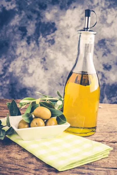 Zeytinyağı şişesi üzerinde rustik masa — Stok fotoğraf