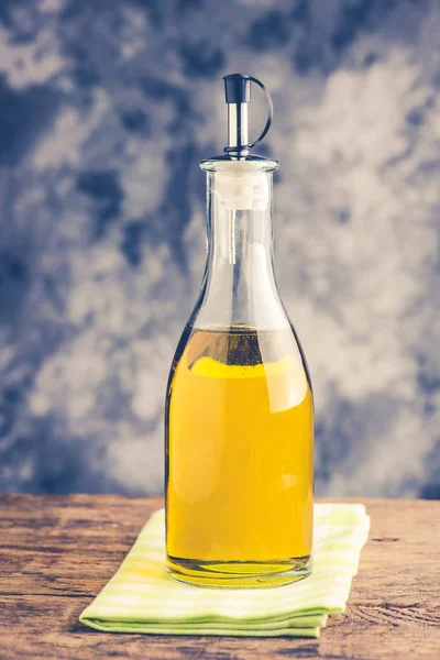 Zeytinyağı şişesi üzerinde rustik masa — Stok fotoğraf