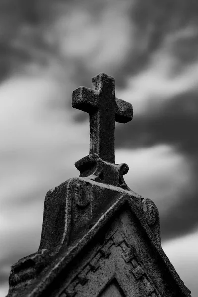 Grabstein Kreuz schwarz-weiß Foto religiöse Ikonen — Stockfoto
