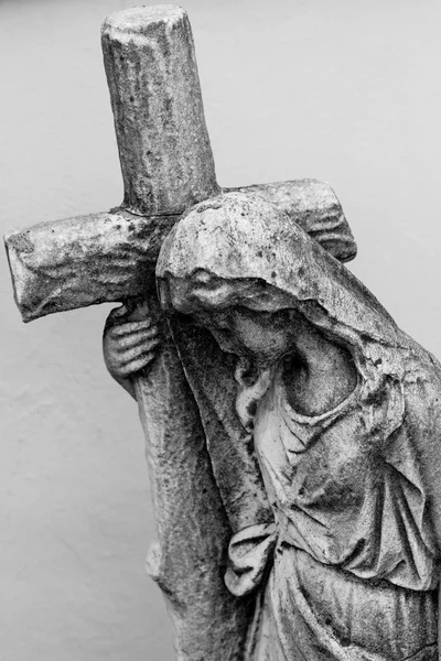 Незаймана марія з хрестом — стокове фото