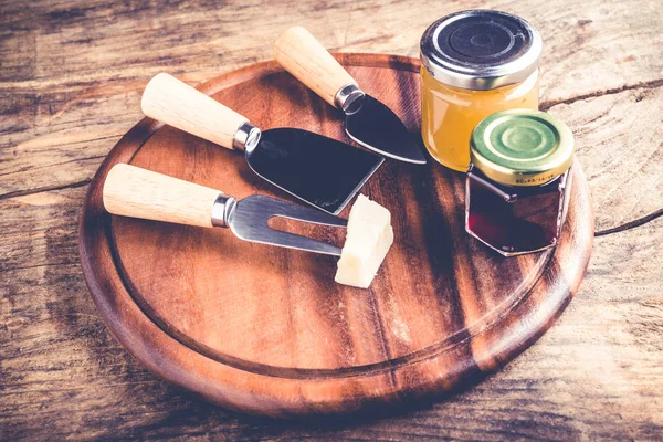 Onions wine tomatoes jams - set of tools and jam for cheese tasting — Stock Photo, Image