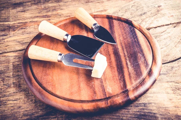 Compotas de tomates de vinho de cebolas - jogo de instrumentos e engarrafamento de degustação de queijo — Fotografia de Stock