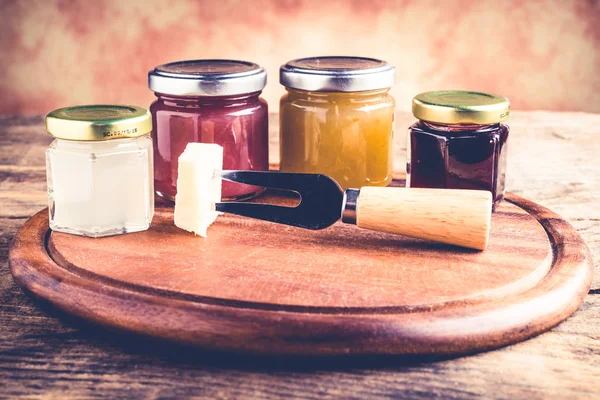 Compotas de tomates de vinho de cebolas - jogo de instrumentos e engarrafamento de degustação de queijo — Fotografia de Stock