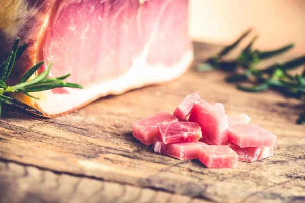 Italiano prosciutto comida típica hecha de carne de cerdo en Italia — Foto de Stock