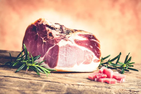 Italienischer Schinken typische Lebensmittel aus Schweinefleisch in Italien — Stockfoto