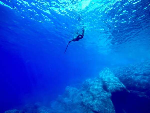 푸른 바다에 있는 spearfishing — 스톡 사진