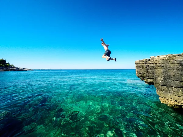 Ευτυχισμένο αγόρι πηδώντας στη θάλασσα — Φωτογραφία Αρχείου
