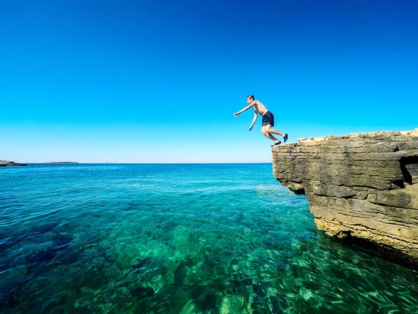 Feliz chico saltando en el mar — Foto de Stock