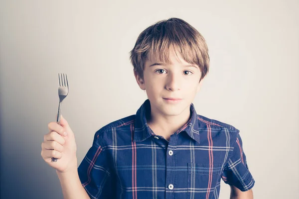 Niño pequeño con tenedor listo para comer —  Fotos de Stock