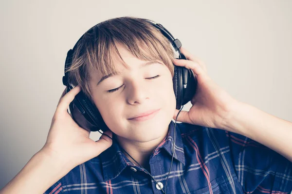 小男孩用耳机听音乐 — 图库照片