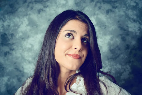 Mediterranean young woman with long brown hair who thinks — Stock Photo, Image