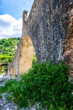 Antik Ortaçağ Köprüsü ve köy Bobbio