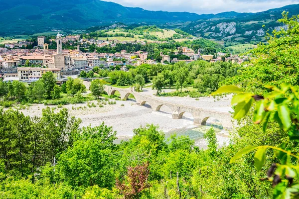 Starověké středověký most a vesnice Bobbio — Stock fotografie