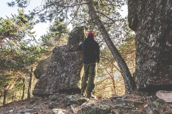 Escursionista in piedi sulle rocce e contempla un bellissimo paesaggio montano — Foto Stock