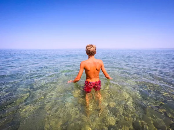 Adolescent prêt à nager dans la mer - été — Photo