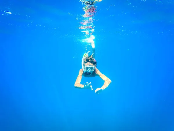 Teenager having fun in the sea underwater - summertime — Stock Photo, Image