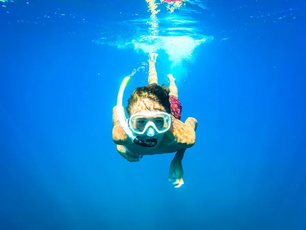 Tonåringen har kul i havet under vattnet - sommartid — Stockfoto