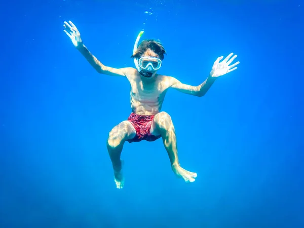 Teenager having fun in the sea underwater - summertime — Stock Photo, Image