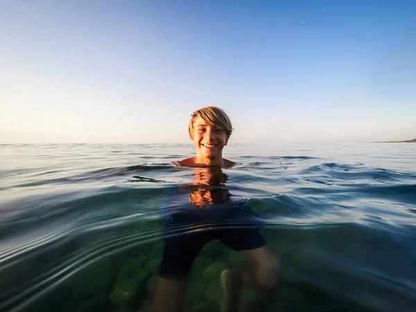 Adolescent nager dans la mer - été — Photo