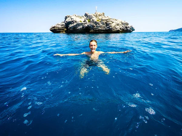 Adolescent s'amuser dans la mer - été — Photo