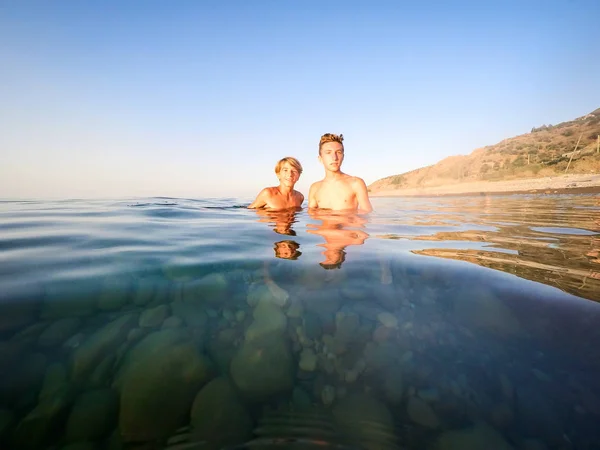 Portrait d'adolescents dans la mer - été — Photo