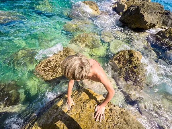 10 代の若者 - 海辺の岩の上夏 — ストック写真