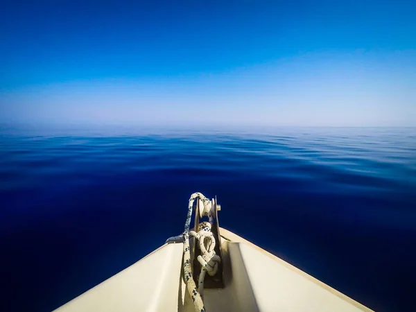 穏やかな海の水でのセーリング ボート — ストック写真