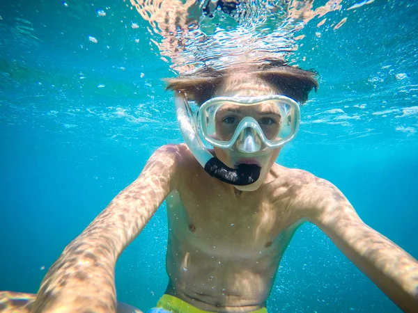 Tinédzser birtoklás móka a tengeren víz alatti - summertime — Stock Fotó