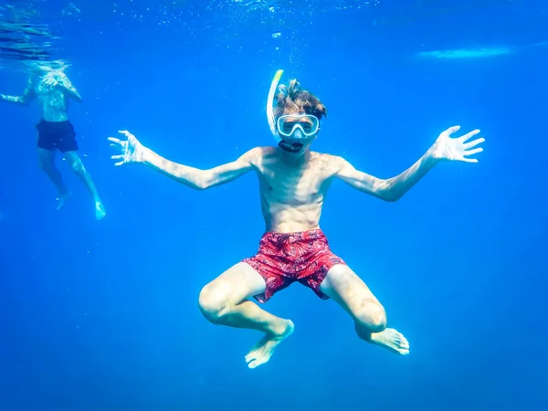 Teenager having fun in the sea underwater - summertime — Stock Photo, Image